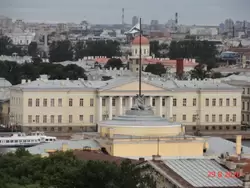 Вид на здание Петербургской академии наук с колоннады