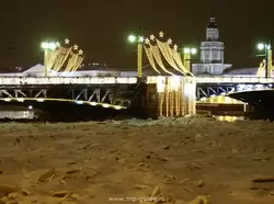 Опора Дворцового моста в новогодней подсветке