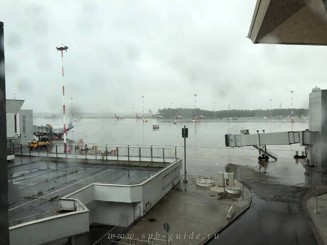 Аэропорт Пулково, перрон в пасмурную погоду