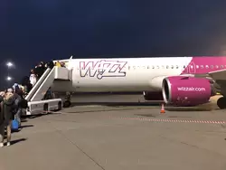 Аэропорт Пулково, самолет авиакомпании WizzAir в Санкт-Петербурге