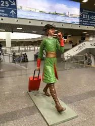 Аэропорт Пулково, скульптура Петра Первого с чемоданом