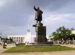 Памятник «Ленин и броневик»