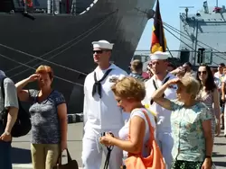 Матросы с фрегата ВМС США «Carr» на МВМС-2011