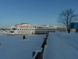 Теплоход пр. 301 на зимовке у набережной Макарова