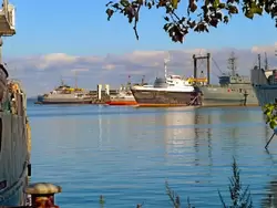 Вид на Ломоносовскую гавань от стоянки гидрографии