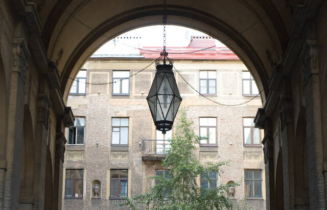Толстовский дом в Санкт-Петербурге, фонарь в арке