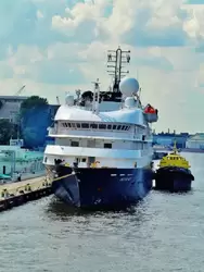 Круизный лайнер (мега яхта) «Island Sky» и сборщик лояльных вод «Ильмень»
