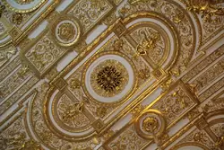 Потолок в золотой гостинной