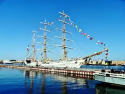 «Cuauhtemoc» 3-х мачтовый барк ВМС Мексики у Английской набережной