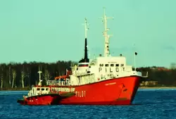 Лоцманское судно «Санкт-Петербург» и лоцманский катер на рейде Невской губы