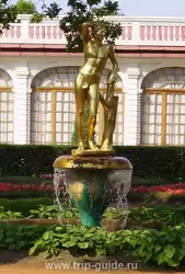 Скульптуры в саду Монплезир
