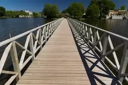 Наплавной деревянный мостик между островами Колонистского парка в Петергофе