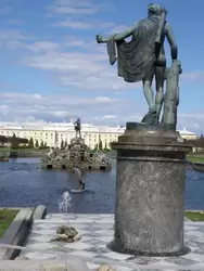 Статуя Аполлона Бельведерского и фонтан «Нептун» в Верхнем саду Петергофа