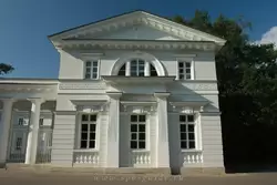 Конюшенный корпус Елагина дворца
