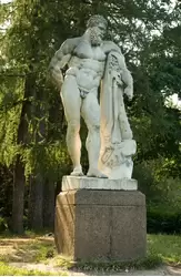 Статуя Геракла на Елагином острове