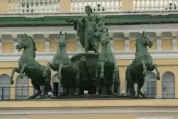 Квадрига Аполлона, символизирующая триумф русского искусства - Александринский театр