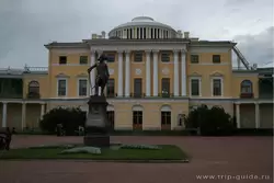 Памятник Павлу I и Павловский дворец