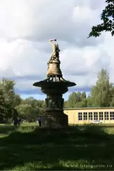 Старый чугунный фонтан в Павловском парке