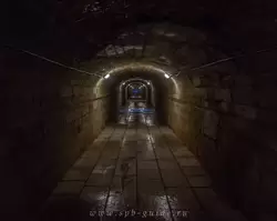 Подземный ход, ведущий от Гатчинского дворца на берег Серебряного озера, имеет длину 135 метров и ширину 3 метра