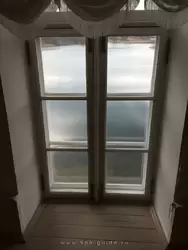 Окно с видом на Чёрное озеро