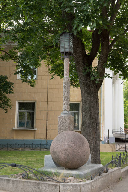 Памятник первому электрическому фонарю