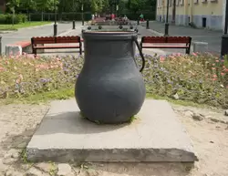 Памятник котлу и герб Кронштадта