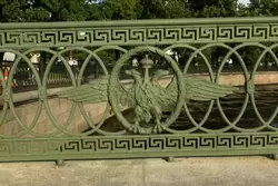 Двуглавый орёл вплетён в ограду Иоанновского моста