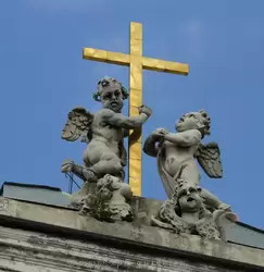 Римско-католический собор Св. Екатерины — ангелы на фасаде