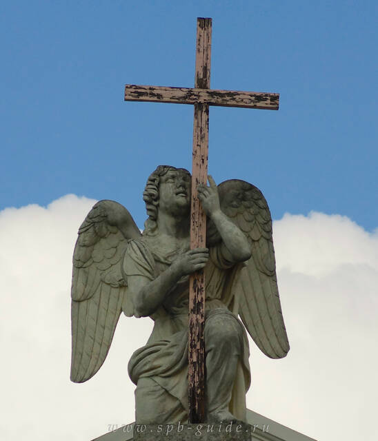 Лютеранская церковь Святых Петра и Павла — фигура ангела на фасаде