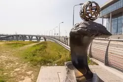 Монумент в честь постройки Яхтенного моста
