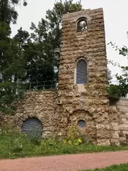 Башня-руина в Орловском парке в Стрельне