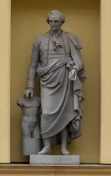Винкельман — скульптура на фасаде Нового Эрмитажа