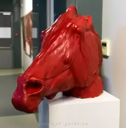 Инна Гринчель «Гибель империи» — лошадиная голова задрапирована телячьей кожей красного цвета, что обозначает присутствие живого в неживом, и подготавливает почву для многочисленных интерпретаций