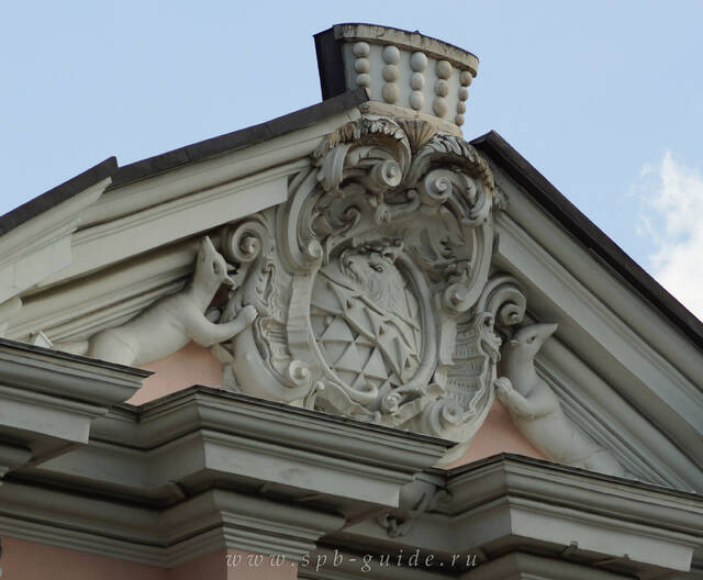 Строгановский дворец, герб с изображением двух соболей