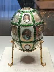 Пасхальное яйцо «Пятнадцатилетие царствования», в среднем ярусе — портрет Николая II