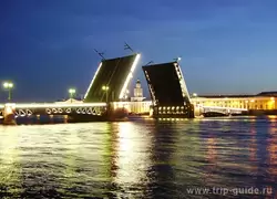Кунсткамера и Дворцовый мост в Санкт-Петербурге