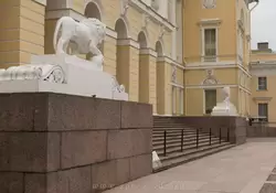 Львы у парадного входа в Русский музей