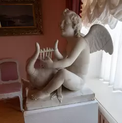 Скульптура ангелочка в комнате с горячей ванной