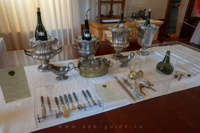 Предметы для сервировки в комнате для официантов (Тафельдекерская)