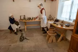 Кофишенская комната: повар с туркой в руке, помощник и кот, выпрашивающий что-то вкусное