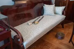 Курительные трубки на диване в Комнате отдыха для кавалеров