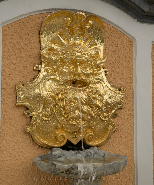Гроты Петергофа, маскарон с изображением Нептуна