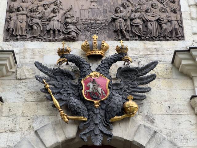 Герб Российской империи на Петровских воротах