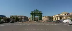Нарвские триумфальные ворота на площади Стачек