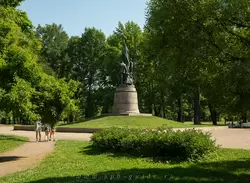 Памятник «Героям Краснодона» в парке Екатерингоф