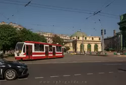 Трамвай на площади Стачек