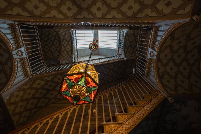 Дворец «Коттедж» в Петергофе, лестница, вид вверх