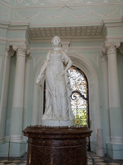 Статуя императрицы Екатерины II в виде богини Минервы, павильон Грот в Царском Селе