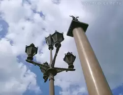 Фонари у Александровской колонны