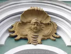 Скульптуры на фасаде Зимнего Дворца
